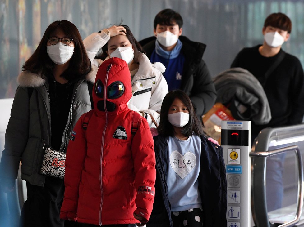 Obavy z koronaviru zasáhly i Jižní Koreu, ke kontrolám dochází i na letišti v Incheonu. (29.1.2020)