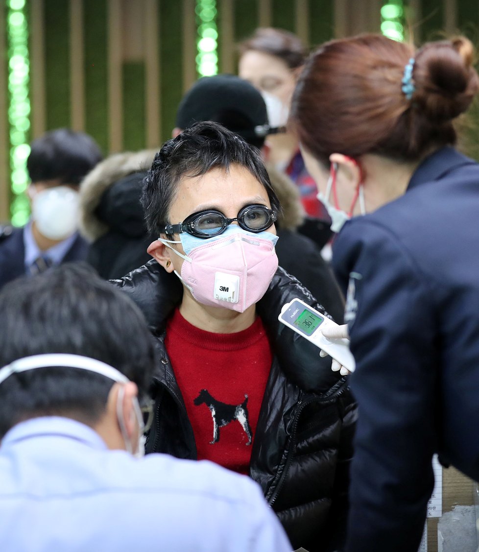 Obavy z koronaviru zasáhly i Jižní Koreu, ke kontrolám dochází i na letišti v Incheonu (29.1.2020)