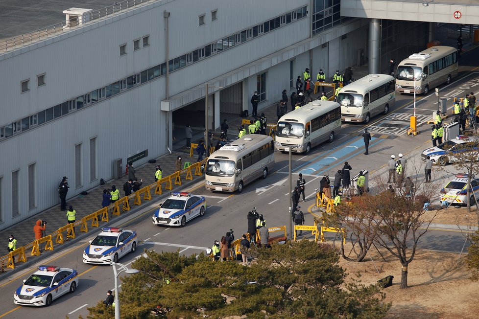 Obavy z koronaviru v Jižní Koreji: Autobusy, které převážely evakuované z Wu-chanu (31.1.2020)