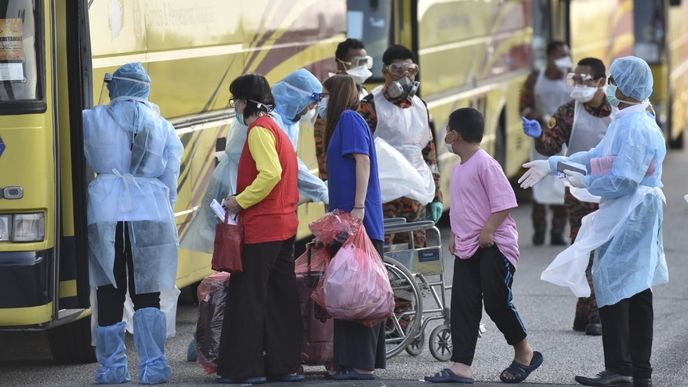Evakuace z čínského Wu-chanu probíhají dále: Evakuovaní na malajsijském letišti v Kuala Lumpur (4.2.2020)