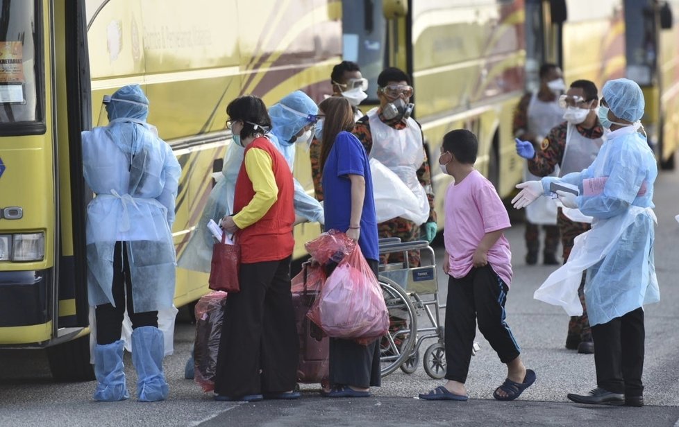 Evakuace z čínského Wu-chanu probíhají dále: Evakuovaní na malajsijském letišti v Kuala Lumpur. (4.2.2020)