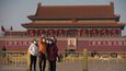 Obavy z dalšího šíření koronaviru z Číny do světa: WHO oznámila globální stav nouze. V Pekingu se lidé snaží bránit rouškami i uzavřenými turistickými atrakcemi jako je Zakázané město (30.1.2020)