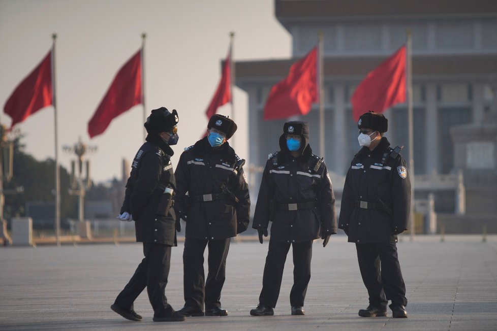Obavy z dalšího šíření koronaviru z Číny do světa: WHO oznámila globální stav nouze. V Pekingu se lidé snaží bránit rouškami i uzavřenými turistickými atrakcemi, jako je Zakázané město. (30.1.2020)