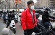 Lidé s rouškami a respirátory v čínském Pekingu