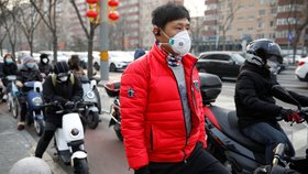 Lidé s rouškami a respirátory v čínském Pekingu