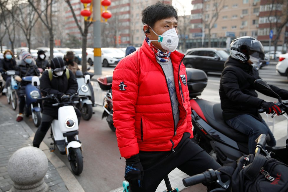 Lidé s rouškami a respirátory v čínském Pekingu