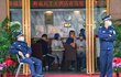 Čínu děsí koronavirus: Na veřejnosti se lidé pohybují jednině v maskách, screening probíhá na letištích i v restauracích.