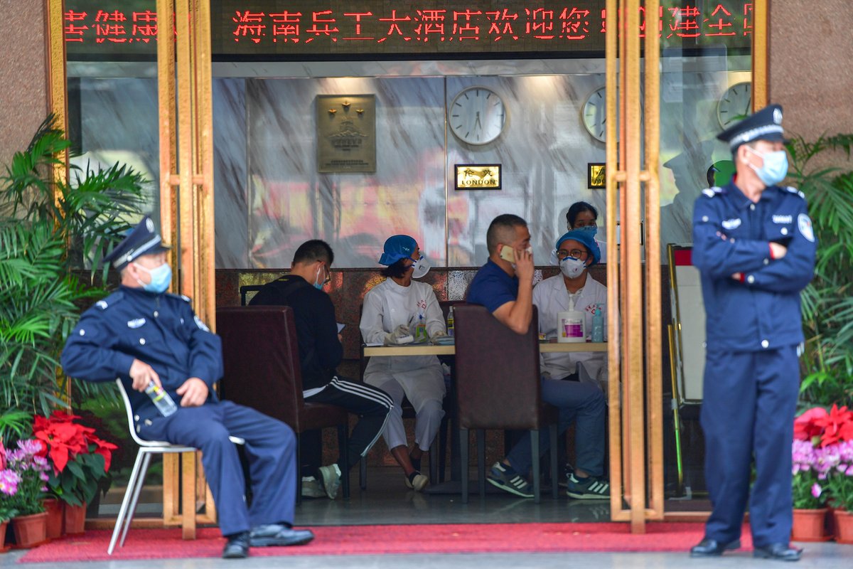 Čínu děsí koronavirus: Na veřejnosti se lidé pohybují jednině v maskách, screening probíhá na letištích i v restauracích.
