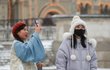 Obavy z koronaviru v Rusku: Turisté s rouškami na moskevském Rudém náměstí (28.1.2020)