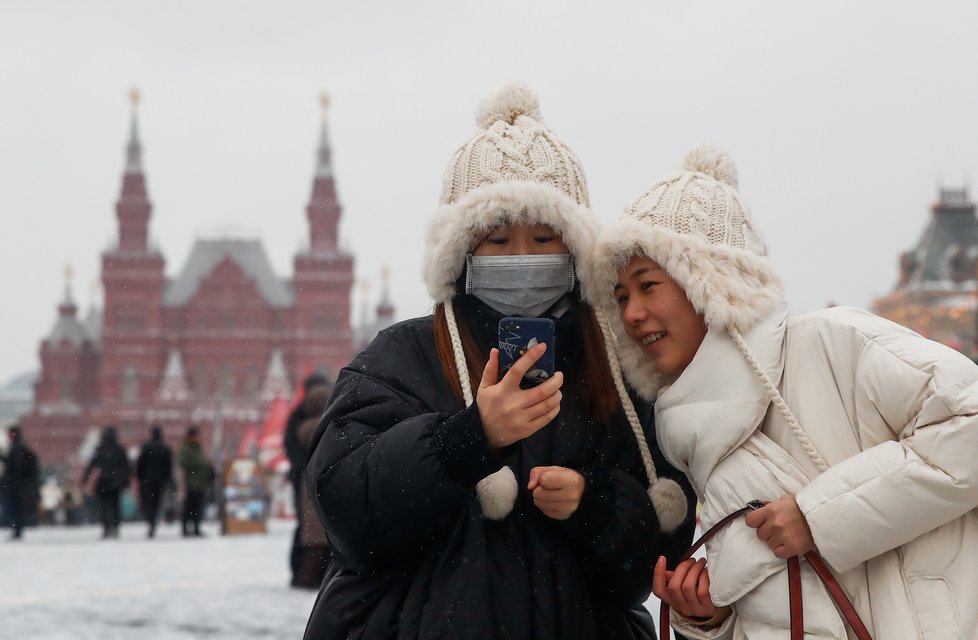 Obavy z koronaviru v Rusku: Turisté s rouškami na moskevském Rudém náměstí (28. 1. 2020)