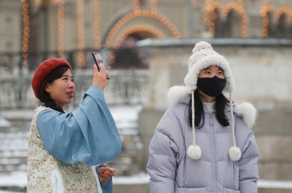 Obavy z koronaviru v Rusku: Turisté s rouškami na moskevském Rudém náměstí (28. 1. 2020)