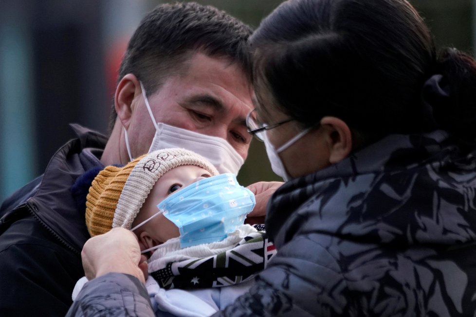 Obavy z dalšího šíření koronaviru v Číně: Lidé na nádraží v Šanghaji (9.2.2020)