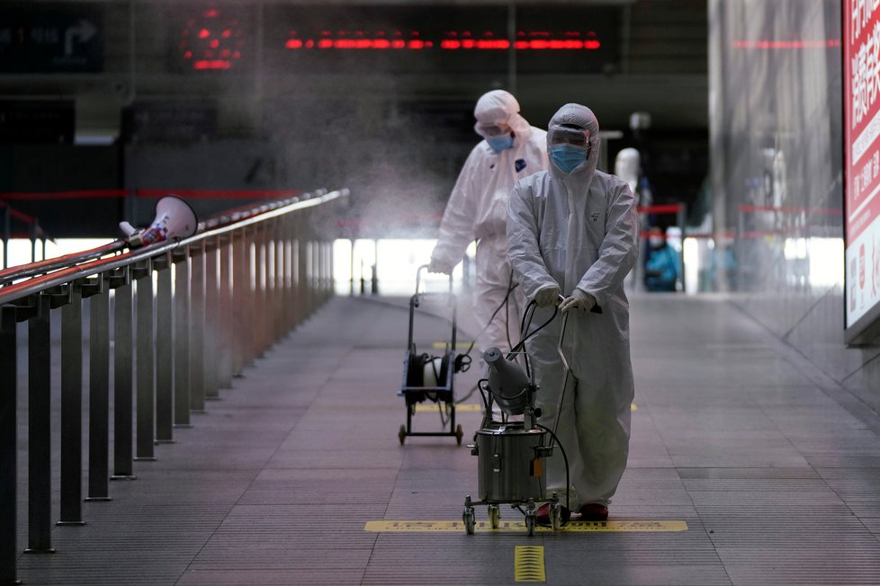 Dezinfekce kvůli koronaviru na nádraží v čínské Šanghaji