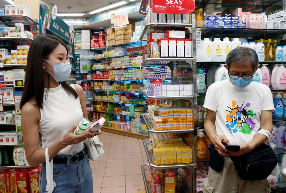 Obavy před koronavirem: Lidé sáhli po rouškách ve velkém i v Singapuru (28.1.2020)