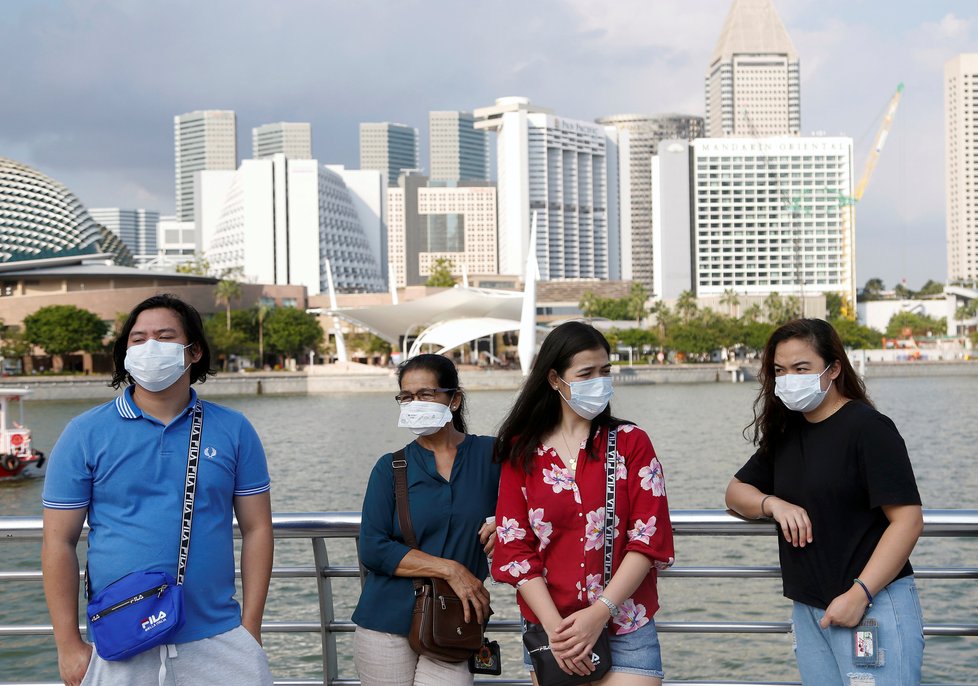 Obavy před koronavirem: Lidé sáhli po rouškách ve velkém i v Singapuru (28. 1. 2020).