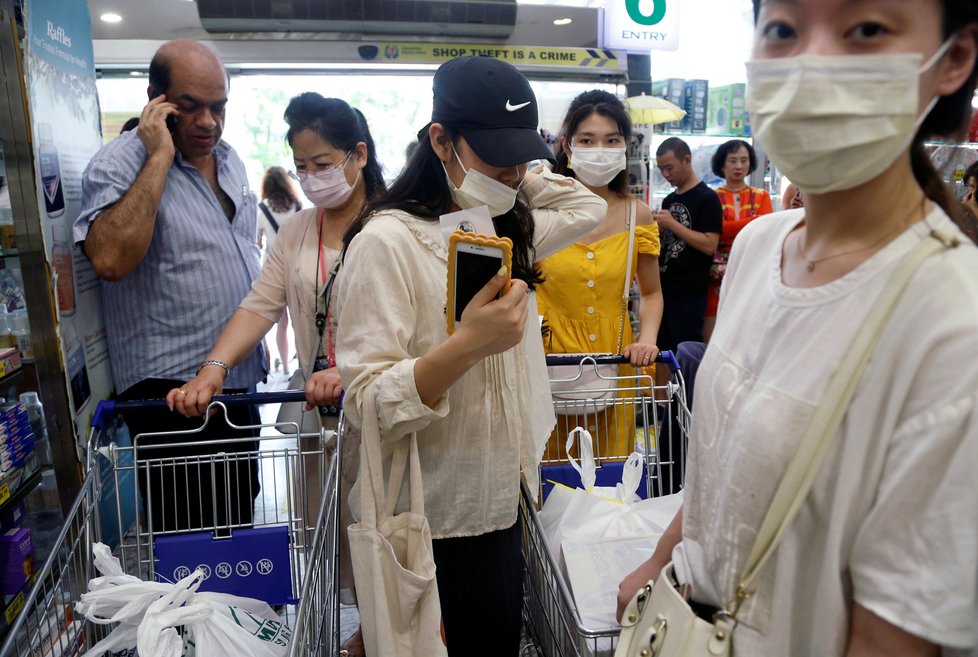 Obavy z koronaviru: S nedostatkem respirátorů se potýkají i v Singapuru.