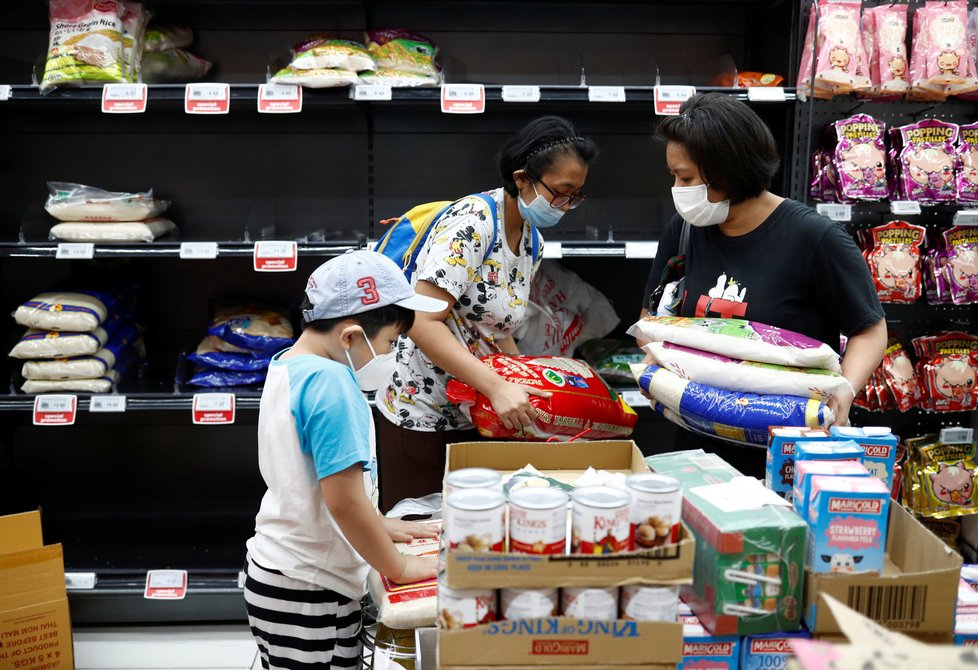 Nákupní mánie zasáhla i Singapur, který vydal další varování před šířením koronaviru