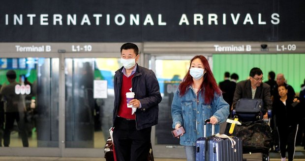 Obavy ze šíření koronaviru: Cestující z čínské Šanghaje v Los Angeles v USA (26.1.2020)