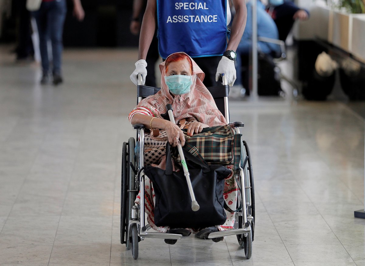 Obavy ze šíření koronaviru zasáhly i Srí Lanku, lidé vytáhli roušky nejen na letišti Bandaranaike International Airport (30.1.2020)