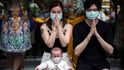 Modlící se lidé v Bangkoku: Obavy z koronaviru zasáhly i Thajsko, kde se nákaza rozšířila také (30.1.2020)