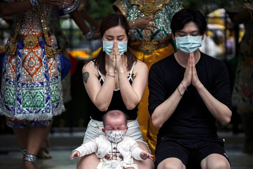 Modlící se lidé v Bangkoku: Obavy z koronaviru zasáhly i Thajsko, kde se nákaza rozšířila také. (30.1.2020)