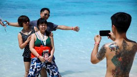 Čínští turisté v malebném Thajsku během koronavirové epidemie na ostrově v provincii Phang-Nga
