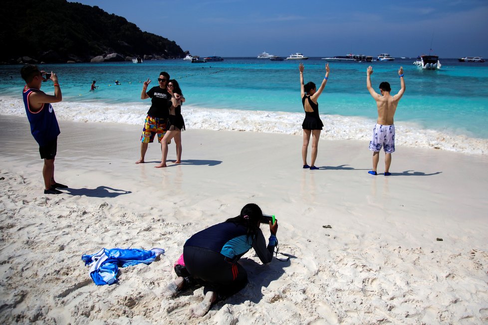 Čínští turisté v malebném Thajsku během koronavirové epidemie na ostrově v provincii Phang-Nga