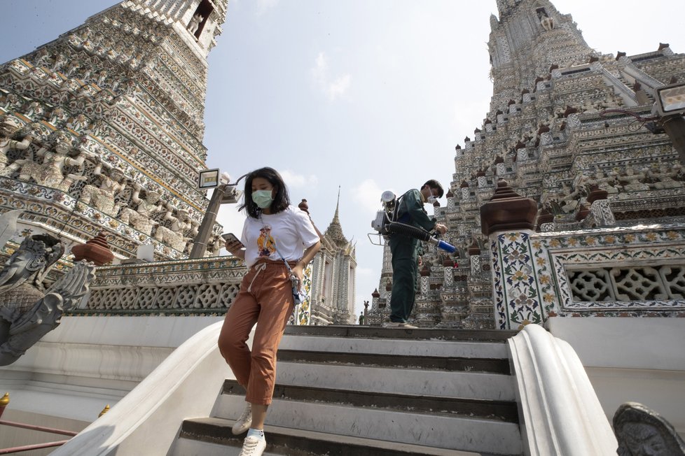 Pandemie koronaviru zasáhla i thajský Bangkok a jeho chrámy.
