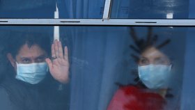Evakuovaní Ukrajinci z Číny kvůli koronaviru na letišti v Charkově (20.2.2020)