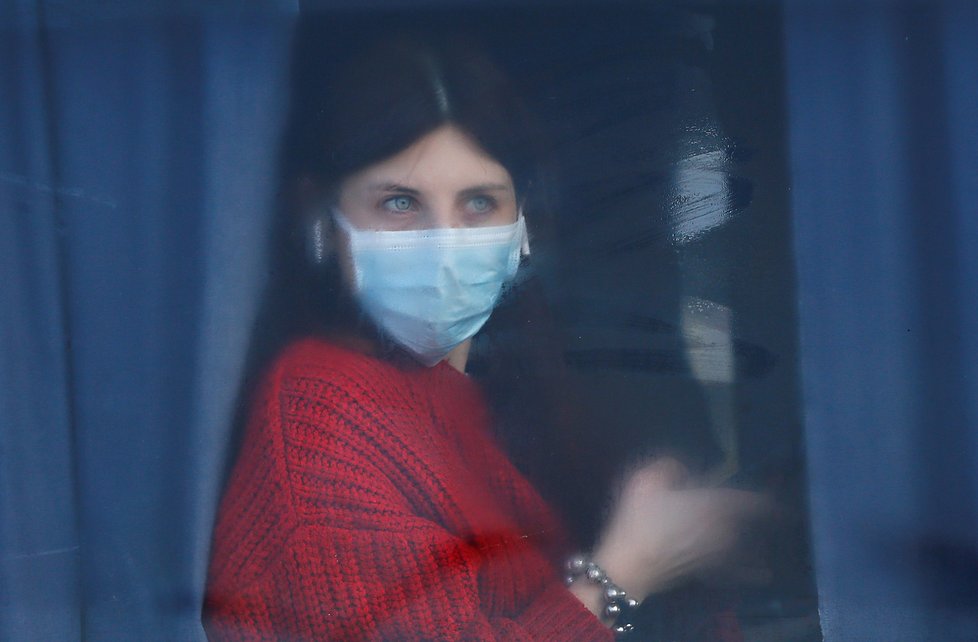 Evakuovaní Ukrajinci z Číny kvůli koronaviru na letišti v Charkově (20.2.2020)
