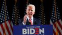 Adept na kandidáta demokratů ve volbách Joe Biden kritizoval Donalda Trumpa za opatření kvůli koronaviru2020)