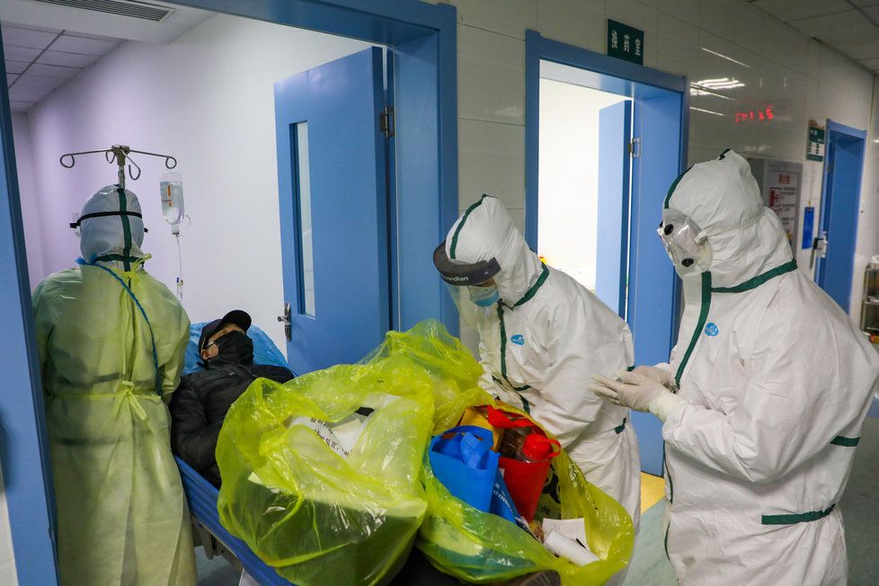 Doktoři v nemocnici v čínském velkoměstě Wu-chan, ohnisku koronavirové nákazy