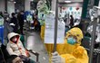 Zdravotnický personál v čínském Wu-chanu, ohnisku nákazy
