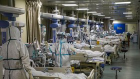 Doktoři v nemocnici v čínském velkoměstě Wu-chan, ohnisku koronavirové nákazy