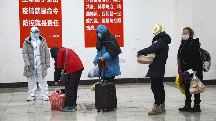 V čínském Wu-chanu dál přibývá nakažených koronavirem a lékaři mají plné ruce práce (6.2.2020)