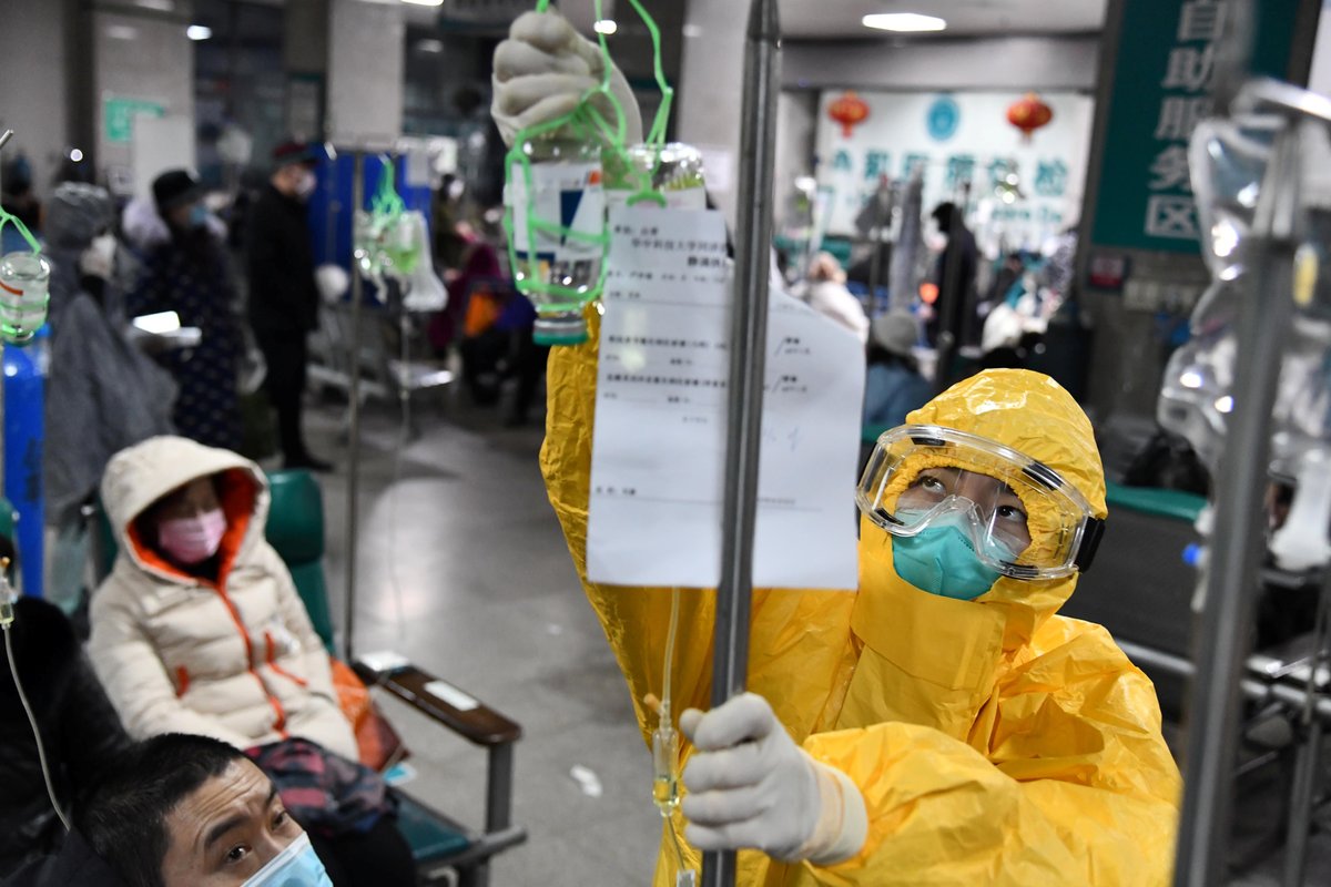 Zdravotnický personál v čínském Wu-chanu, ohnisku nákazy
