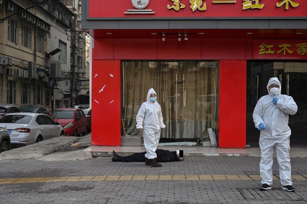 Mrtvý muž leřel nedaleko nemocnice ve Wu-chanu, která nestíhá nápor lidí mířících na vyšetření kvůli koronaviru (30.1.2020)