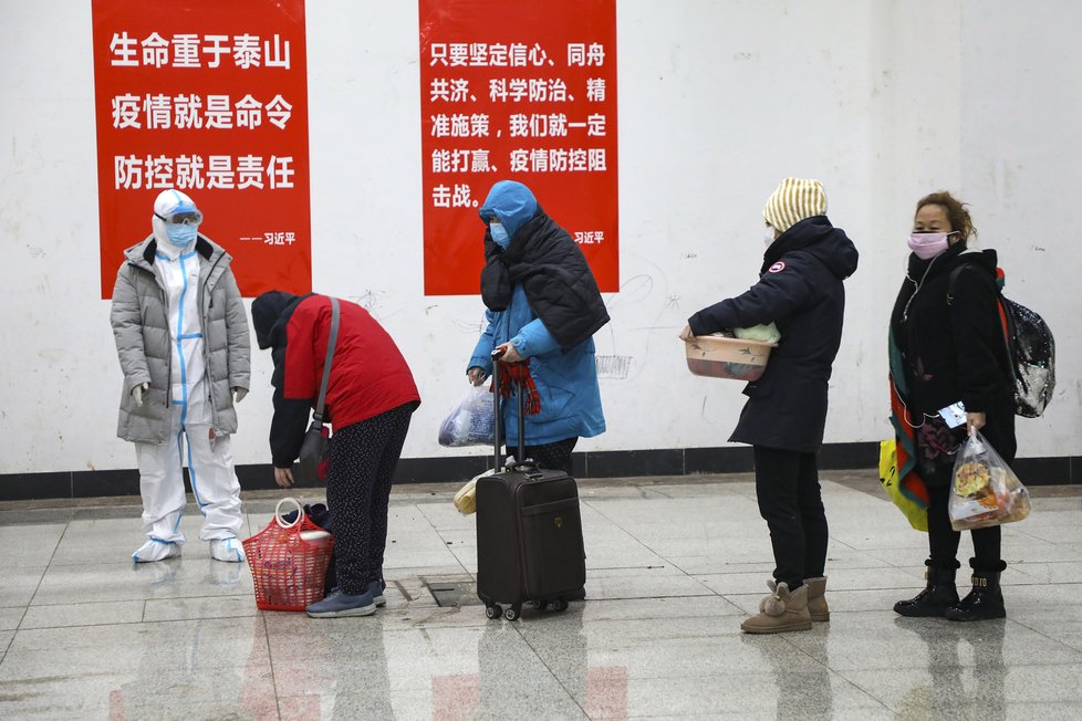 V čínském Wu-chanu dál přibývá nakažených koronavirem a lékaři mají plné ruce práce (6. 2. 2020)