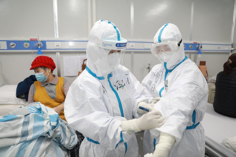 Zdravotnický personál v ohnisku nákazy Wu-chanu: Virus chytila i řada lékařů, zdravotních sester a další personál nemocnic či provizorních zařízení pro nemocné.