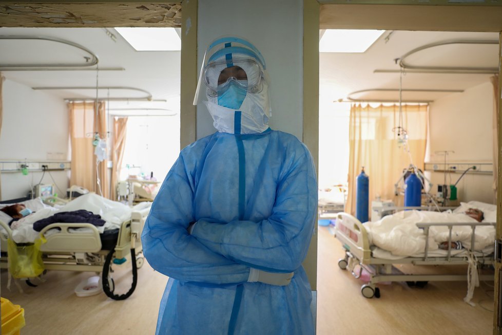 Zdravotnický personál v ohnisku nákazy Wu-chanu: Virus chytila i řada lékařů, zdravotních sester a další personál nemocnic či provizorních zařízení pro nemocné.