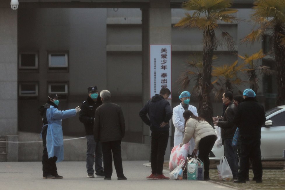 Ochranka a lékařský personál zastavuje příbuzné lidí hospitalizovaných v nemocnici ve Wu-chanu