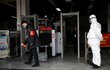 Kontrola u vstupu do metra v Pekingu kvůli koronaviru