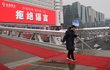 Lidé v čínském Pekingu a další obavy ze šíření koronaviru (6.2.2020)
