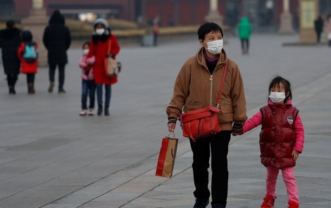 Opatření proti koronaviru: Respirátory dostala i hlídka před Zakázaným městem v Pekingu. Číňané je skoupili ve velkém