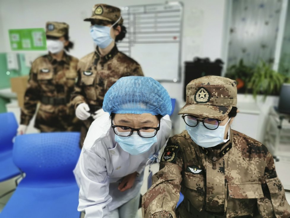 Zdravotníci v čínském Wu-chanu mají plné ruce práce kvůli koronaviru. (27.1.2020)