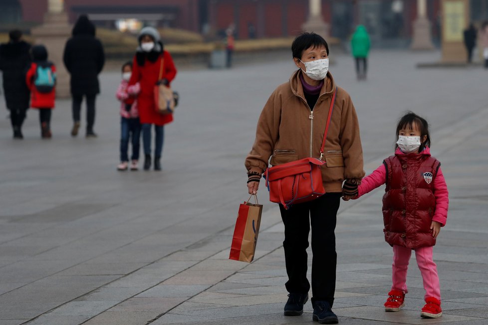 Opatření proti koronaviru: Respirátory dostala i hlídka před Zakázaným městem v Pekingu (27. 1. 2020).