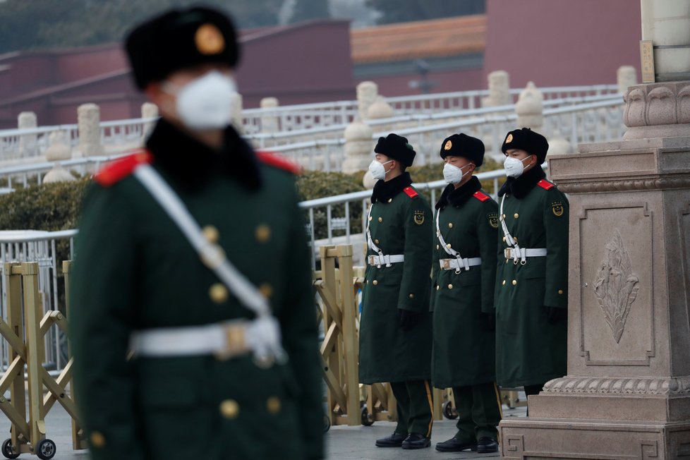 Opatření proti koronaviru: Respirátory dostala i hlídka před Zakázaným městem v Pekingu. (27.1.2020)