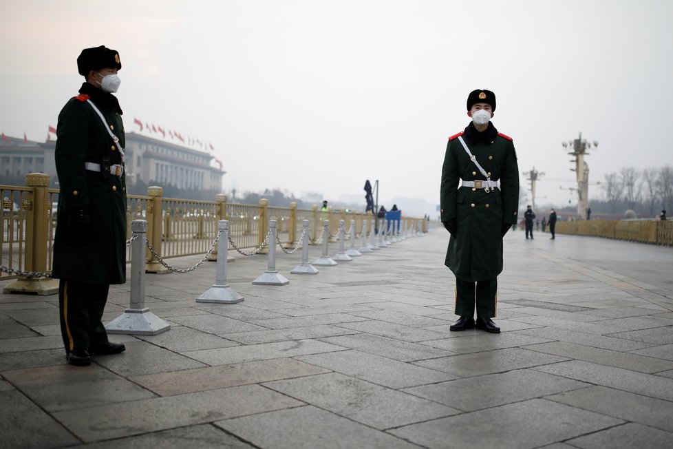 Opatření proti koronaviru: Respirátory dostala i hlídka před Zakázaným městem v Pekingu (27. 1. 2020).