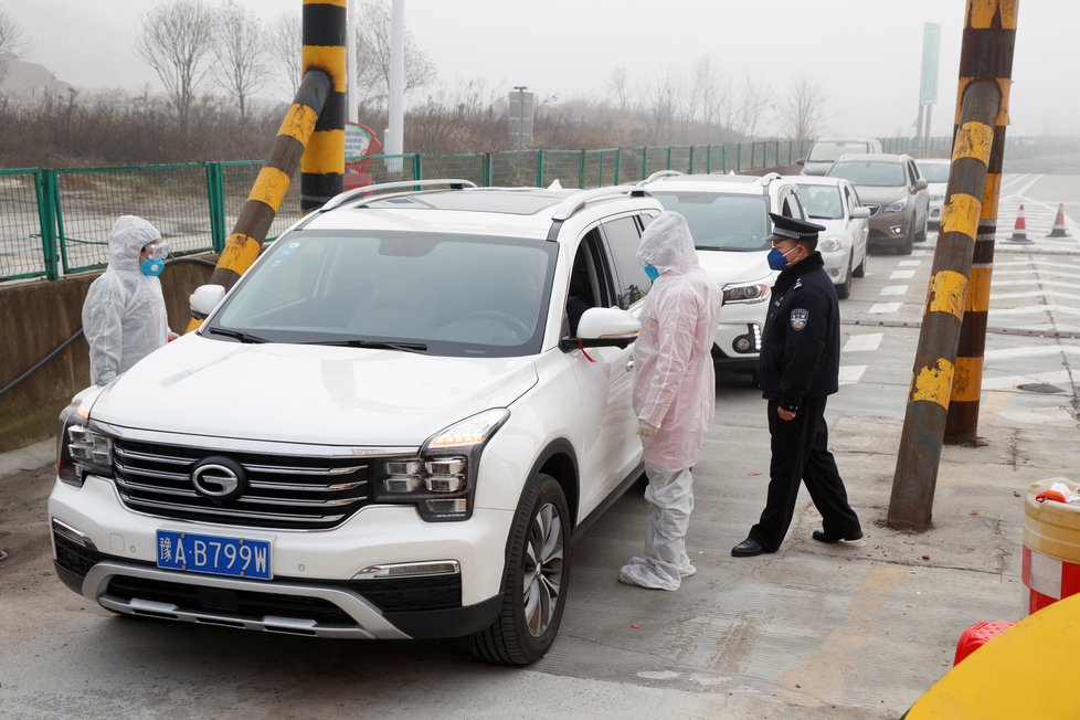 Číňané v rámci opatření kvůli koronaviru sahají i k měření tělesné teploty lidí v autech na checkpointech. (28.1.2020)
