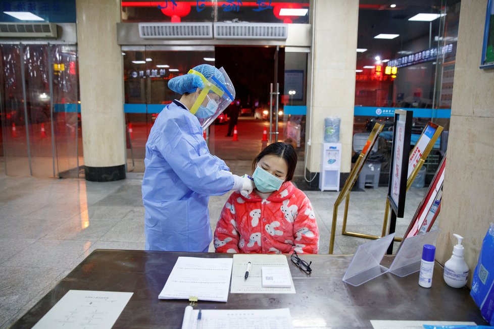 Kontrola tělesné teploty kvůli šíření koronaviru v Číně (28. 1. 2020)